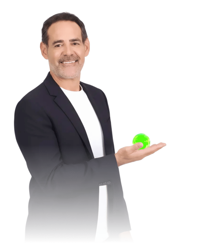 דני רופ מחזיק את העיגול הירוק של בינגו