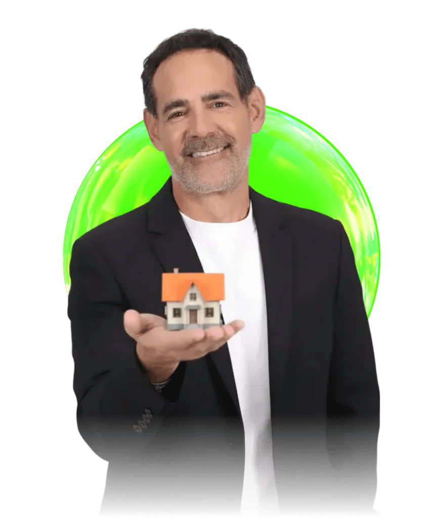 דני רופ מחזיק בית קטן בידו